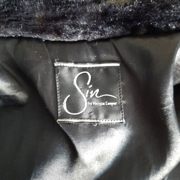 Navy blue faux fur crop coat by sin - Picture 4 of 6